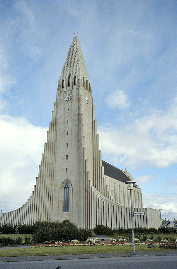 isl_203 reykjavik cathedrale.jpg - Islande Sud Ouest, août 2003 : Reykjavik la cathédrale, un exemple parmi les nombreuses réussites de l'architecture religieuse moderne islandaise Kodak Ektachrome 100 G